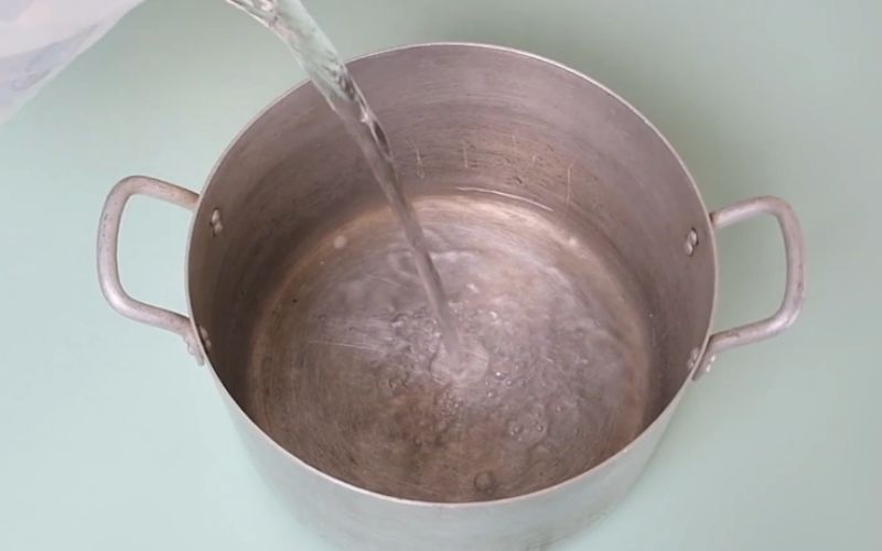 Cho nước vào nồi.