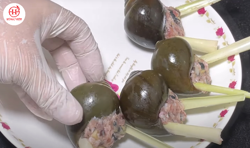 Cho sả và nhồi nhân vào vỏ ốc