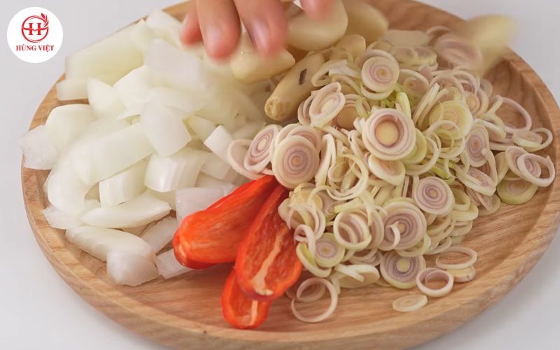 Chuẩn bị ớt, tỏi, sả