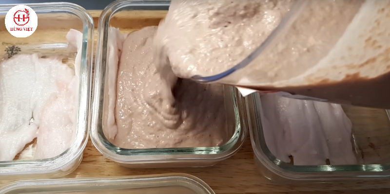 Đỗ hỗn hợp pate vào trong khuôn hấp