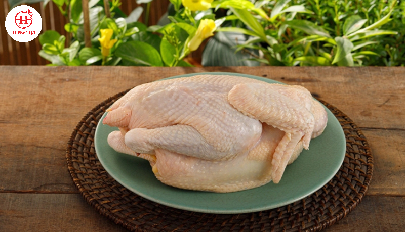 Thịt gà tươi màu vàng tự nhiên, thơm nhẹ