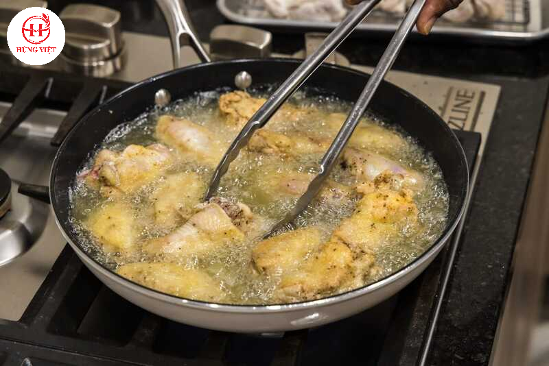 Chiên gà ngập dầu