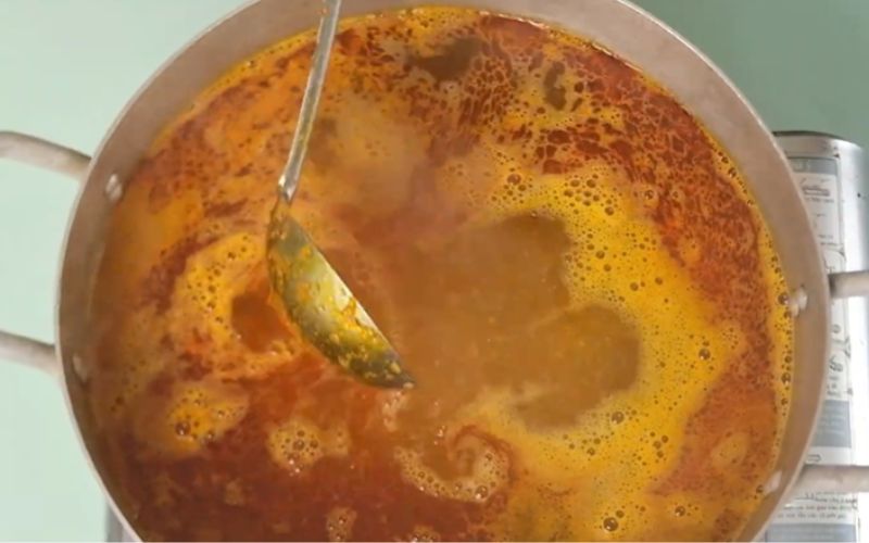 Khuấy đều cốt chấm Hùng Việt.