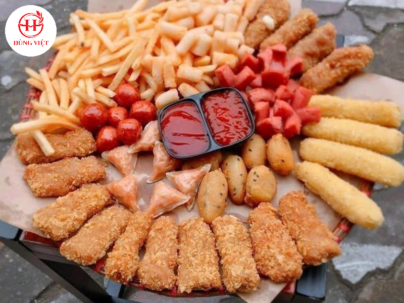 Mẹt ăn vặt với khoai lang kén, khoai tây chiên, nem chua rán, …