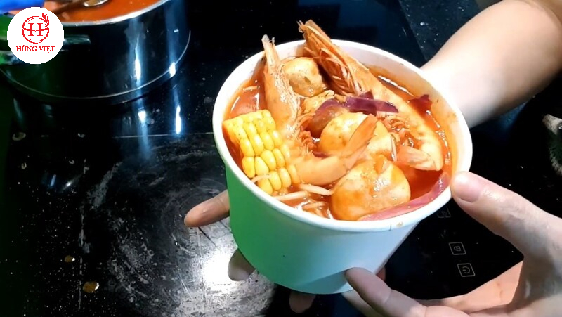 Mì cùng nước lẩu Thái