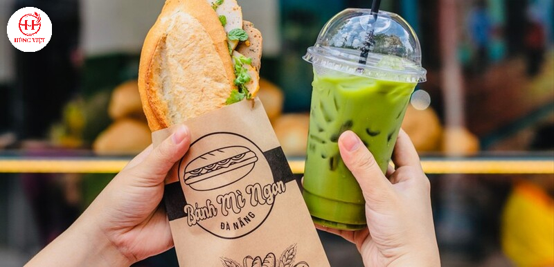 Mua bánh tặng nước