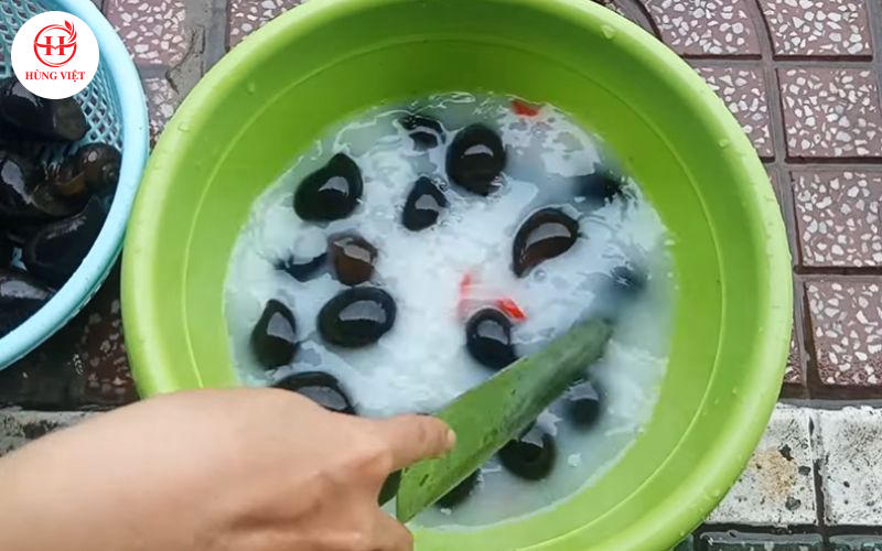 Ngâm ốc với nước vo gạo và ớt để ốc nhả bùn.