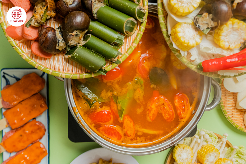 Thêm các topping vào nồi lẩu Thái