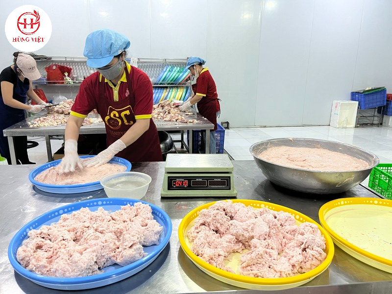 Đội ngũ chế biến chuyên nghiệp, vệ sinh tại Hùng Việt 