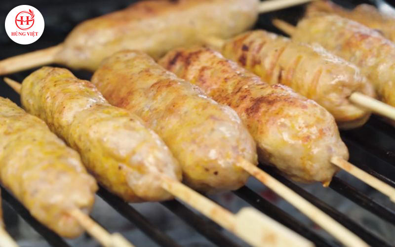 Trở đều các mặt cho đến khi nem có màu ưng ý.
