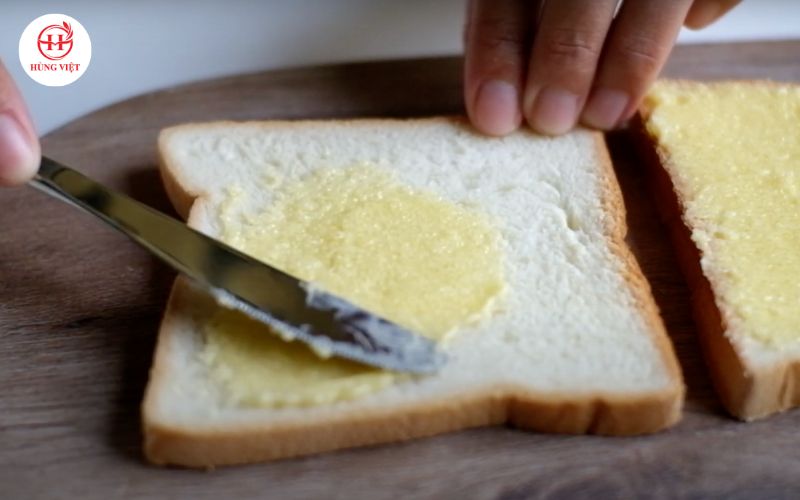 Phết hỗn hợp bơ lên mặt bánh