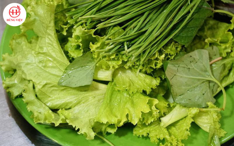 Chuẩn bị các loại rau sống ăn kèm với nem nướng.