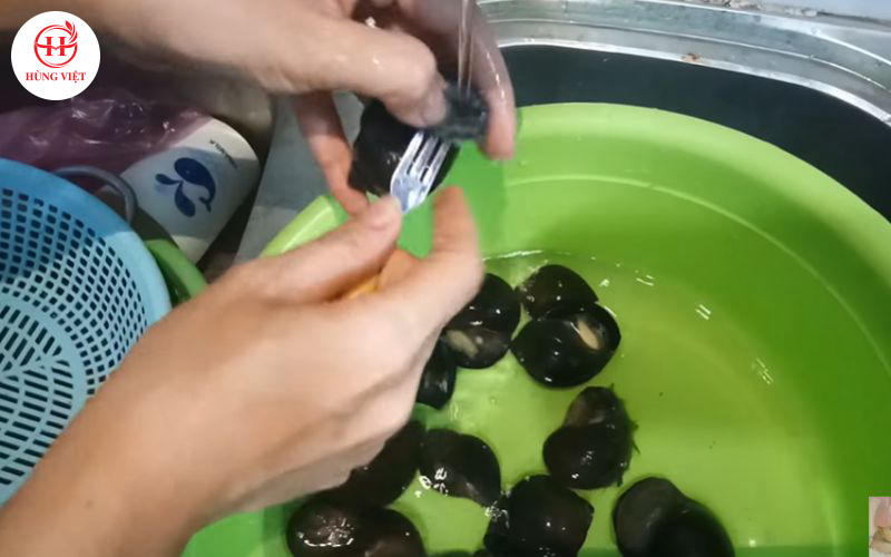 Rửa lại ốc cho sạch nhớt.