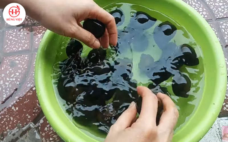 Rửa ốc qua 2 - 3 lần nước.