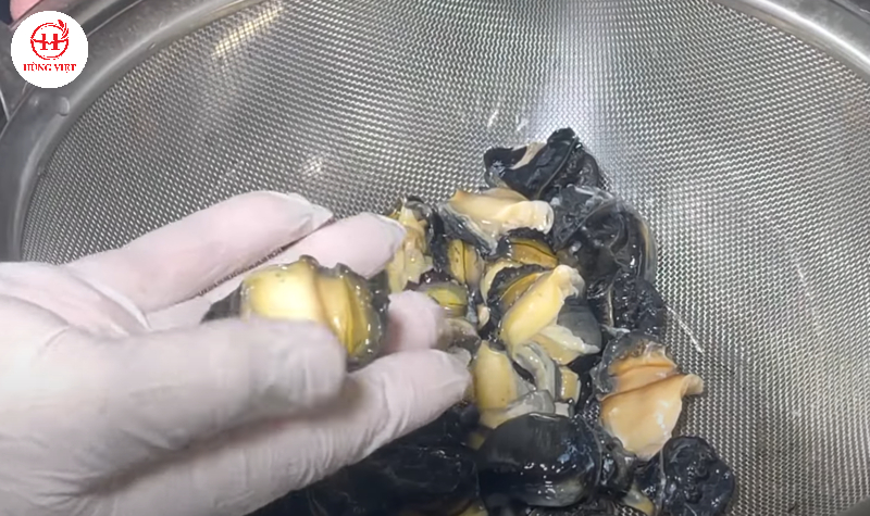 Tách thịt ốc