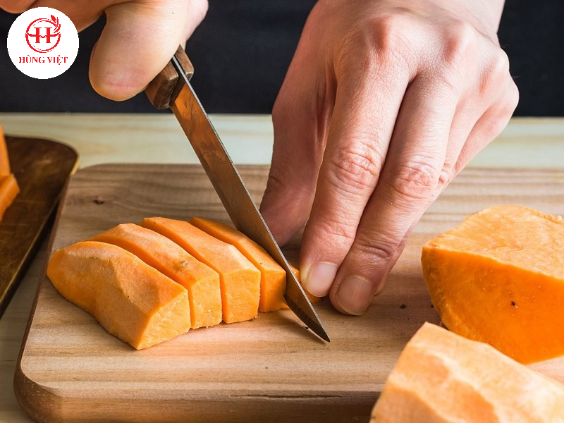 Cắt miếng khoai lang