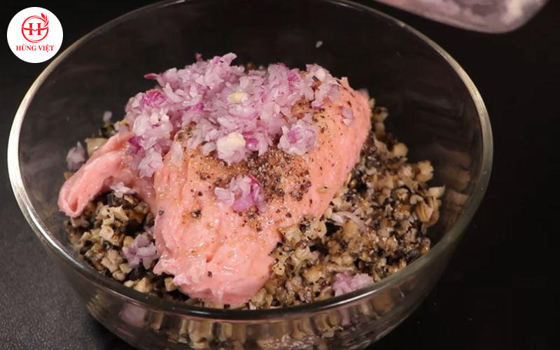 Thêm tất cả các gia vị và nguyên liệu vào bát tô lớn.