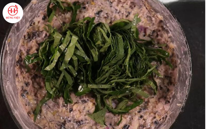 Thêm lá lốt cắt sợi vào và trộn đều.