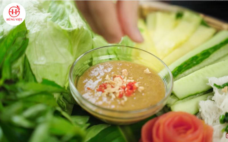 Thêm nước chấm là đã có một mẹt nem nướng Ninh Hòa thơm ngon.