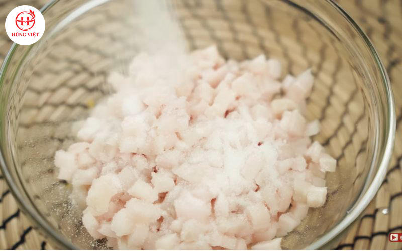 Ướp mỡ cùng với các gia vị.