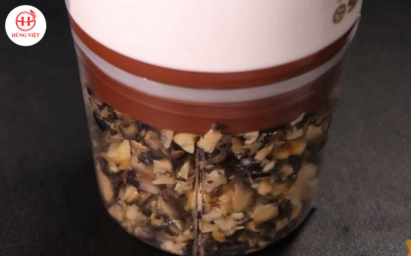 Xay nát thịt ốc.