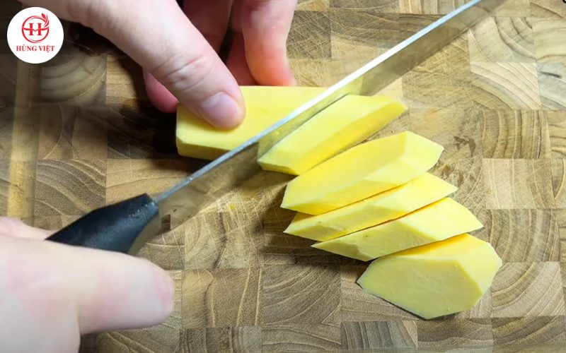 Cắt khoai thành những miếng nhỏ