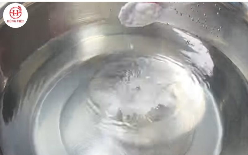 Cho muối vào thau nước lọc