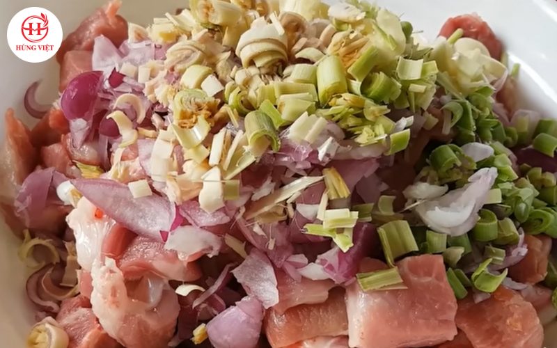 Cho hành tím, tỏi, sả thái nhỏ vào thịt
