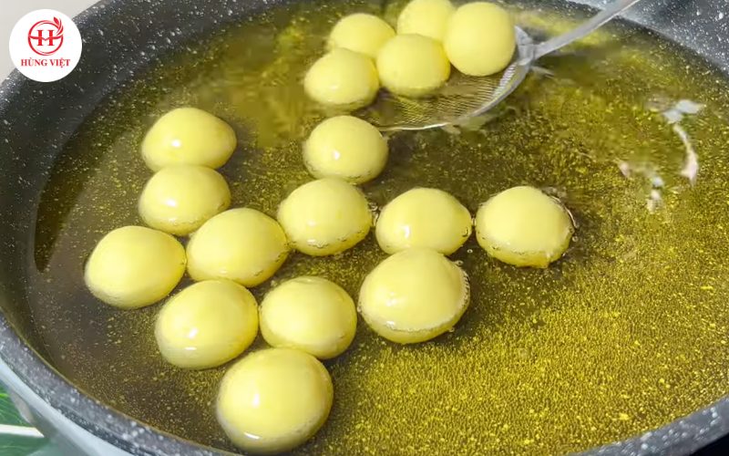 Cho viên khoai vào chảo