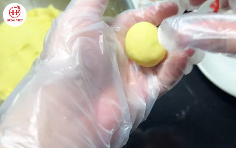 Nặn khoai thành từng viên