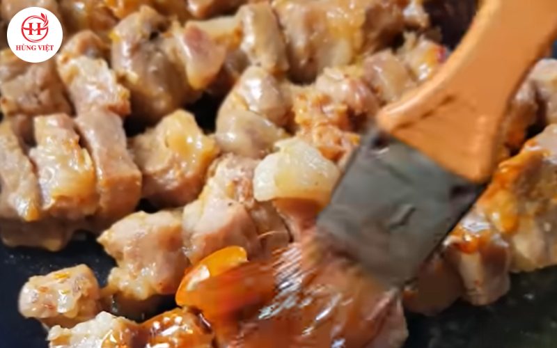 Quét sốt nướng lên xiên thịt