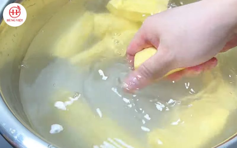 Rửa khoai với nước muối loãng