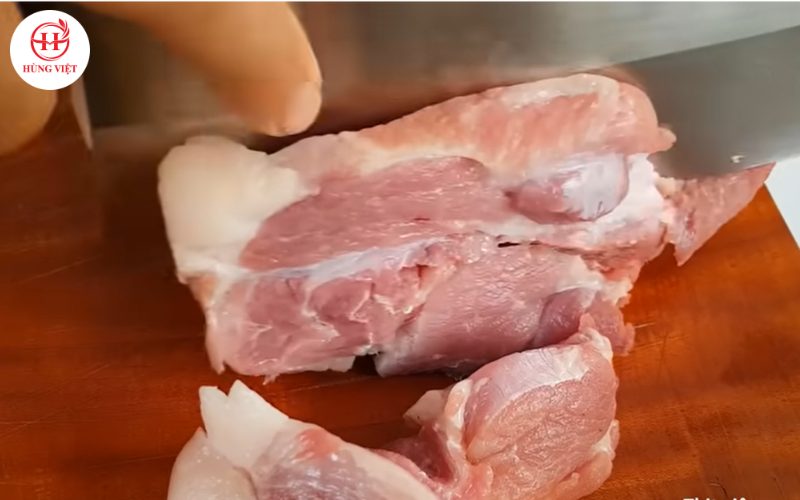 Thái thịt thành những miếng nhỏ
