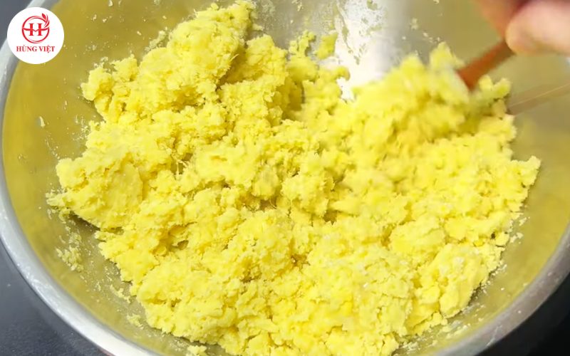 Trộn đều khoai với gia vị