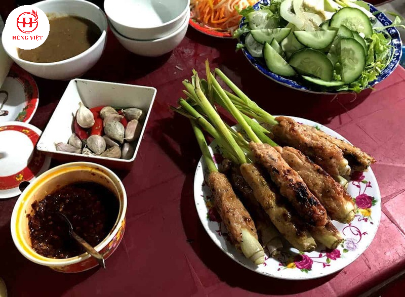  Bán nem lụi ở quán vỉa hè