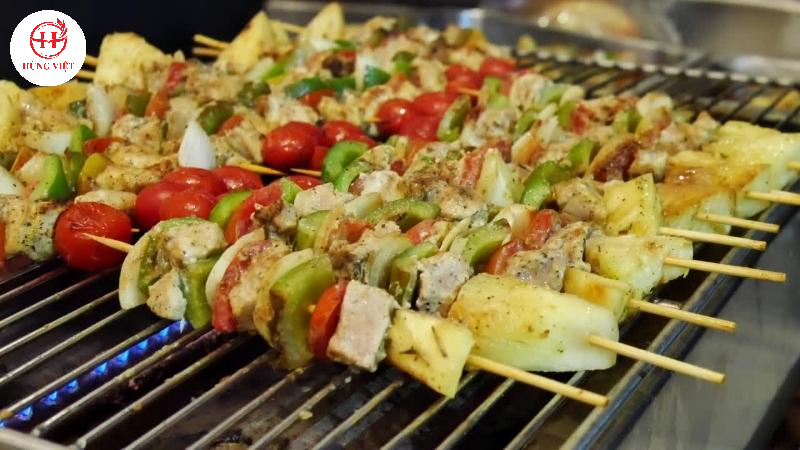 Bán thịt xiên nướng rau củ ở quán vỉa hè