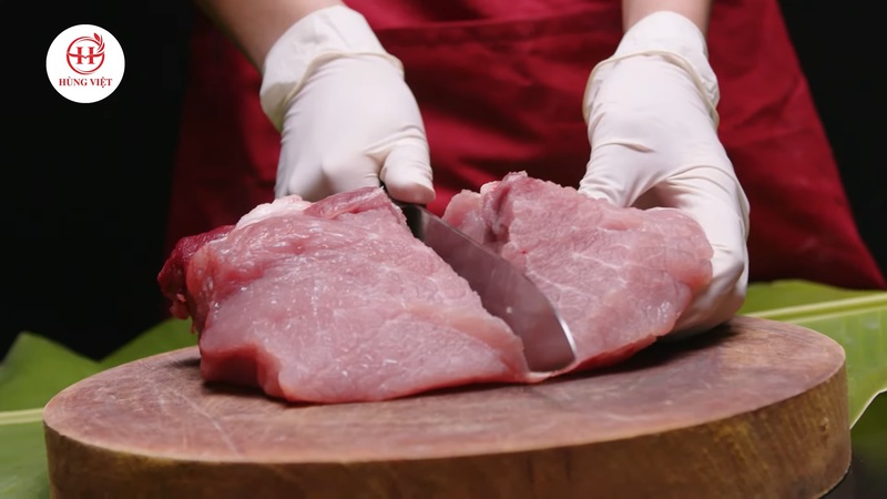 Chất lượng thịt heo rất quan trọng với món nem nướng Nha Trang