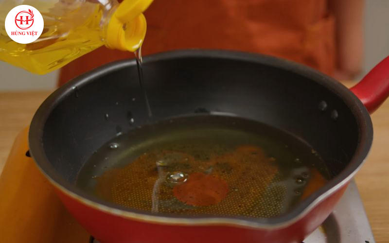 Đổ dầu vào chảo.