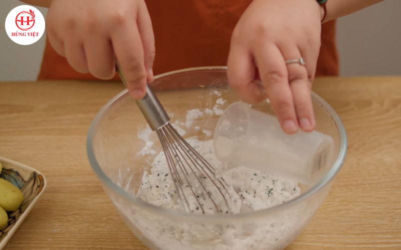 Đổ nước lọc vào bát trộn đều.