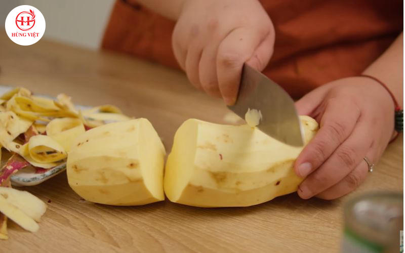 Gọt sạch vỏ và cắt khúc khoai lang.