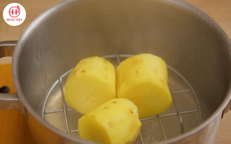 Hấp chín khoai lang.
