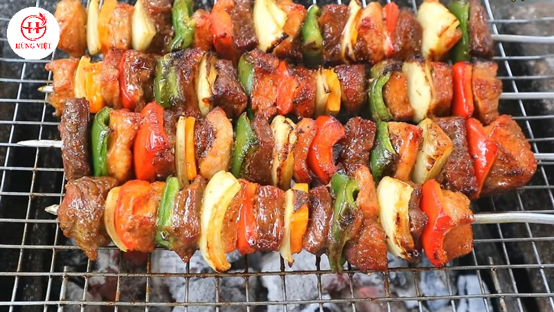 Hoàn thành món thịt nướng xiên que rau củ