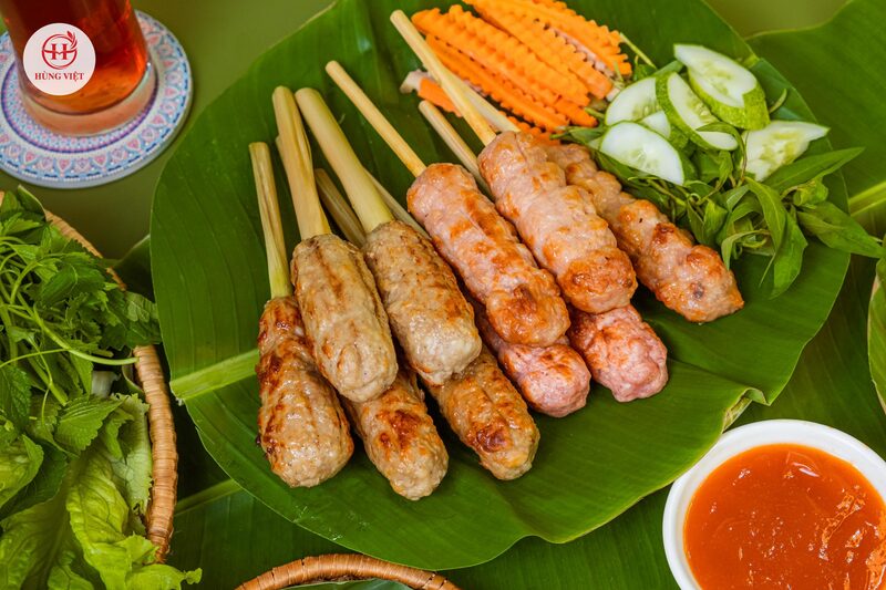 Hương vị nem lụi Huế hấp dẫn nhiều khách hàng