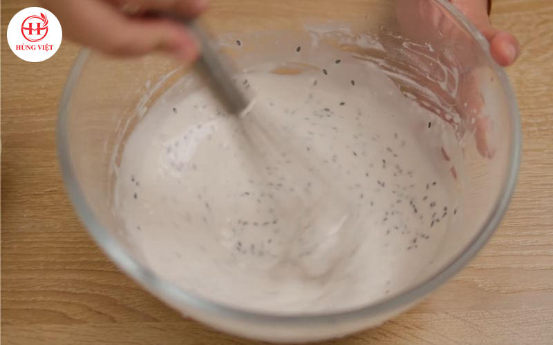 Khuấy đều hỗn hợp bột chiên.