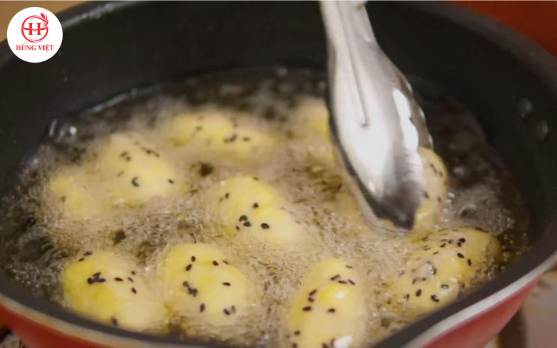 Khi khoai nổi lên mới bắt đầu lật đều các mặt.