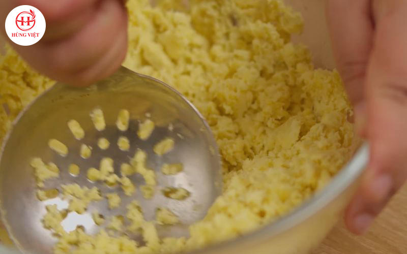 Nghiền mịn khoai lang.