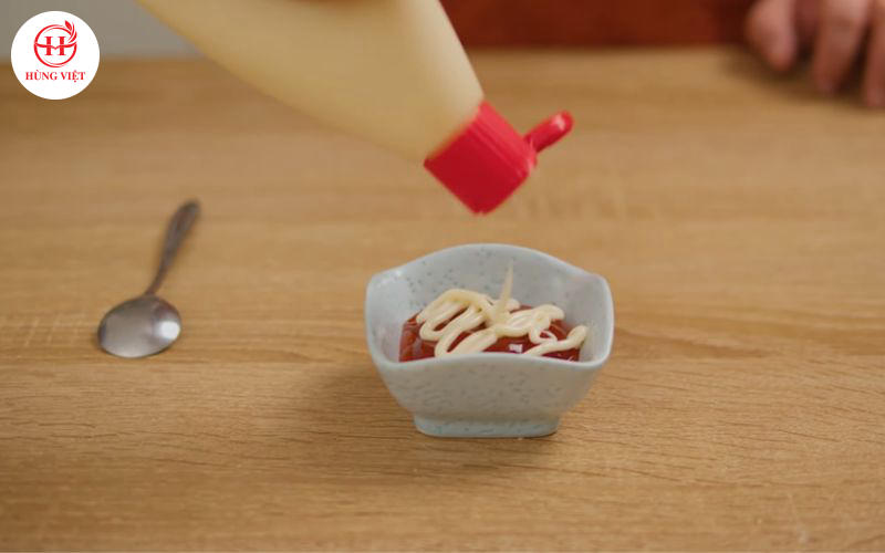 Pha sốt chấm khoai lang kén.