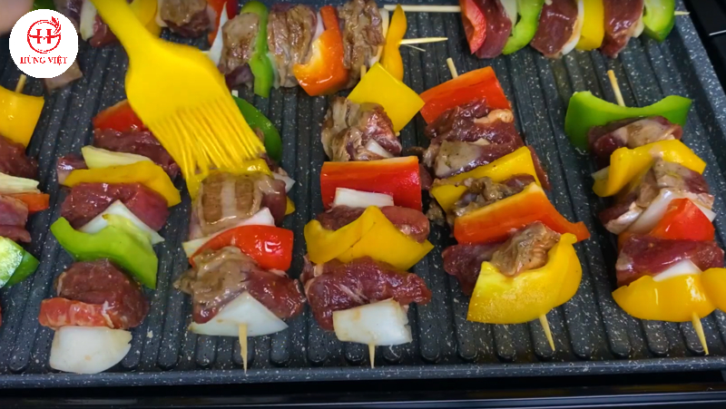 Quét thêm lớp dầu ăn lên thịt xiên khi nướng