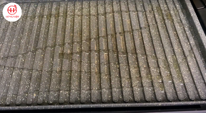  Quét dầu ăn lên vỉ nướng