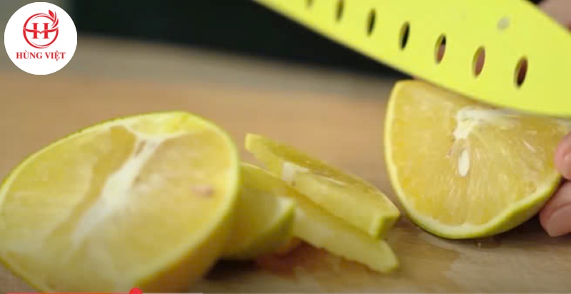 Thái cam thành từng lát 